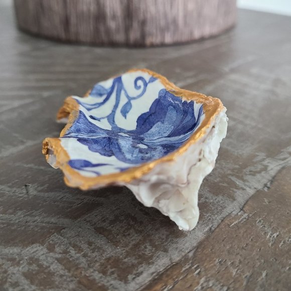 Blue and White Print With Gold Trim Oyster Shell Trinket Holder - Picture 4 of 6